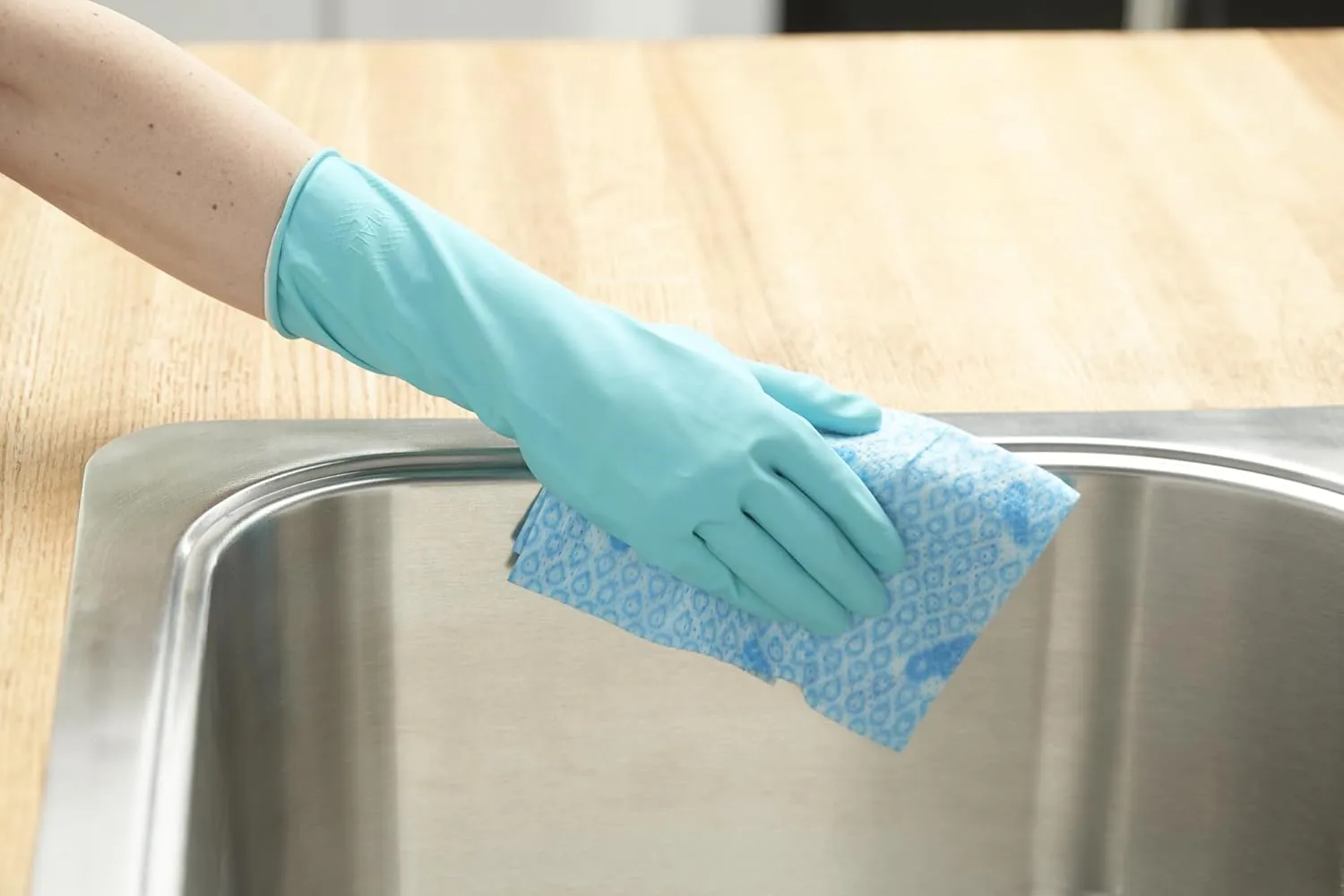 Mr. Clean Bliss Premium Reusable Latex-Free Vinyl Cleaning Gloves with Non-Slip Grip
